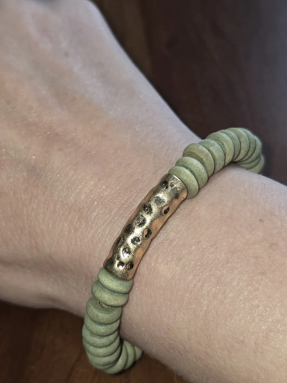 Plunder NEW Green 💚 Beaded Stretcg Bracelet with Hammered Gold Accent